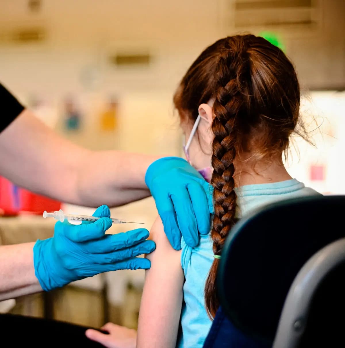 Una enfermera administra una dosis pediátrica de la vacuna contra COVID-19 a una niña en un centro de vacunación de L.A. Care Health Plan, ubicado en el Los Angeles Mission College, en el barrio de Sylmar, en Los Ángeles, el 19 de enero de 2022. (Robyn Beck / AFP vía Getty Images).