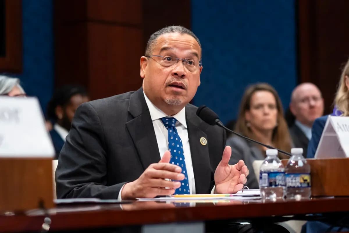 El fiscal general de Minnesota, Keith Ellison, testifica ante el Comité de Supervisión y Reforma Gubernamental de la Cámara de Representantes en el Capitolio, en Washington, el 4 de marzo de 2026. (Madalina Kilroy/The Epoch Times)
