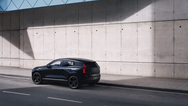 El pequeño SUV eléctrico de Volvo recibe un trato rudo y aventurero. Es el 2026 Volvo EX30 Cross Country