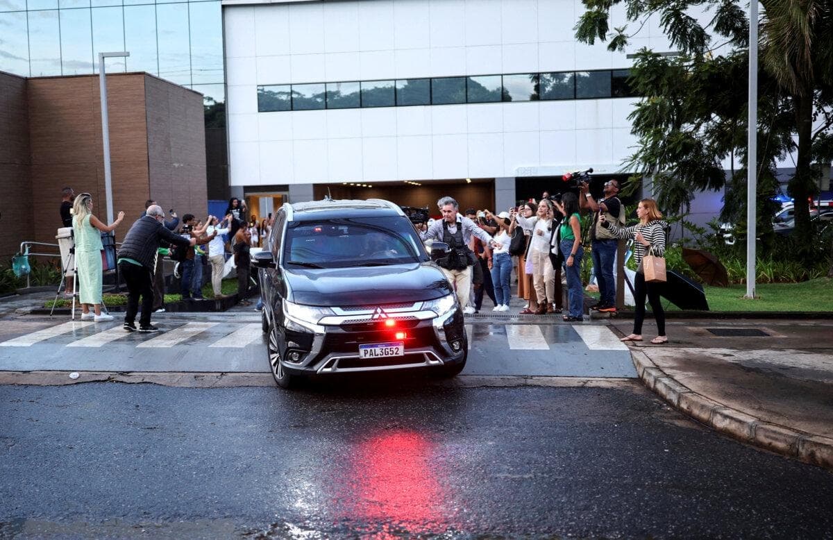 La caravana del expresidente brasileño Jair Bolsonaro abandona el hospital tras someterse a cirugías para la reparación de una hernia inguinal bilateral y para tratar un hipo persistente, mientras cumple una condena de 27 años por conspirar para dar un golpe de Estado, en Brasilia, Brasil, el 1 de enero de 2026. (Mateus Bonomi/Reuters)