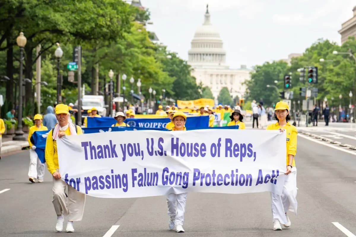 Los practicantes de Falun Dafa participan en una marcha para exigir el fin de los 26 años de persecución de Falun Gong por parte del Partido Comunista Chino en China, en Washington, el 17 de julio de 2025. (Samira Bouaou/The Epoch Times).