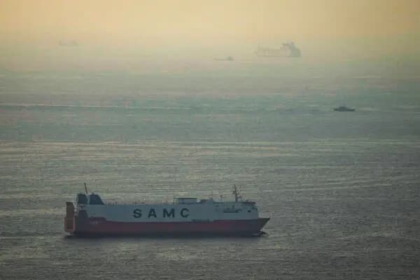Unos buques de carga navegan por el Golfo Arábigo en dirección al estrecho de Ormuz, en los Emiratos Árabes Unidos, el 19 de marzo de 2026. (Foto de AP).