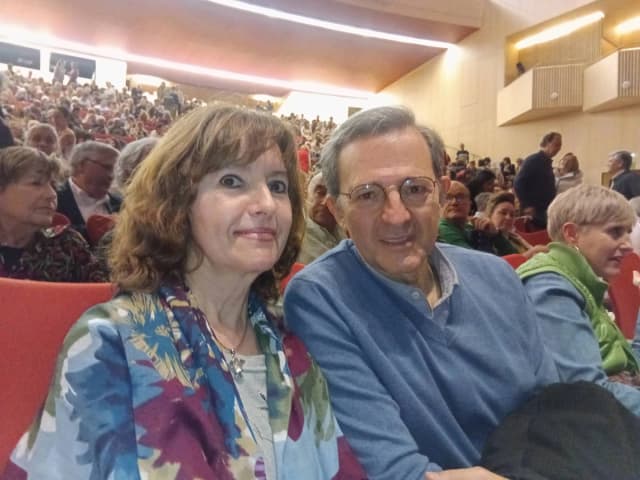 El director técnico Ricardo Borrajo asiste a Shen Yun Performing Arts con su esposa, Ana María Aralina, en el Teatro Fórum Evolución en Burgos, España, el 19 de marzo de 2026. (Maya Marinova/The Epoch Times)