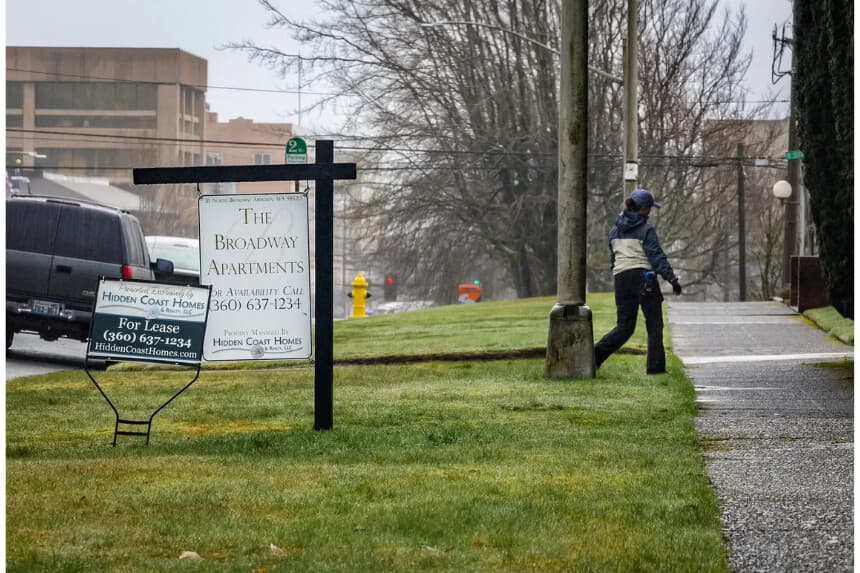 Ofertas de bienes raíces en Aberdeen, Washington, el 30 de enero de 2026. Hoy en día, a menudo se aconseja a los compradores de viviendas que consideren casas con precios entre tres y cinco veces sus ingresos anuales, en comparación con una proporción de aproximadamente 2 a 1 en la década de 1960. ( John Fredricks/The Epoch Times)