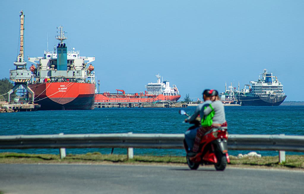 <em>El petrolero Nicos I.V. (derecha), que navega bajo bandera de San Vicente y las Granadinas, se observa junto al buque petrolero y químico cubano María Cristina (centro) y el petrolero de crudo Alicia, en el puerto de Matanzas, Cuba, el 17 de febrero de 2026. (Foto de AFP vía Getty Images)</em>
