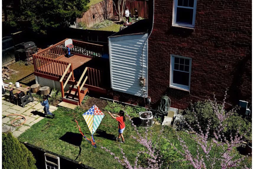 Los niños intentan volar una cometa en su patio trasero en Arlington, Virginia, el 9 de abril de 2020. Un informe de Redfin de enero muestra que los vendedores de viviendas superan en número a los compradores por un margen récord. Es un mercado de compradores para aquellos que pueden permitírselo. (Olivier Douliery/AFP vía Getty Images)