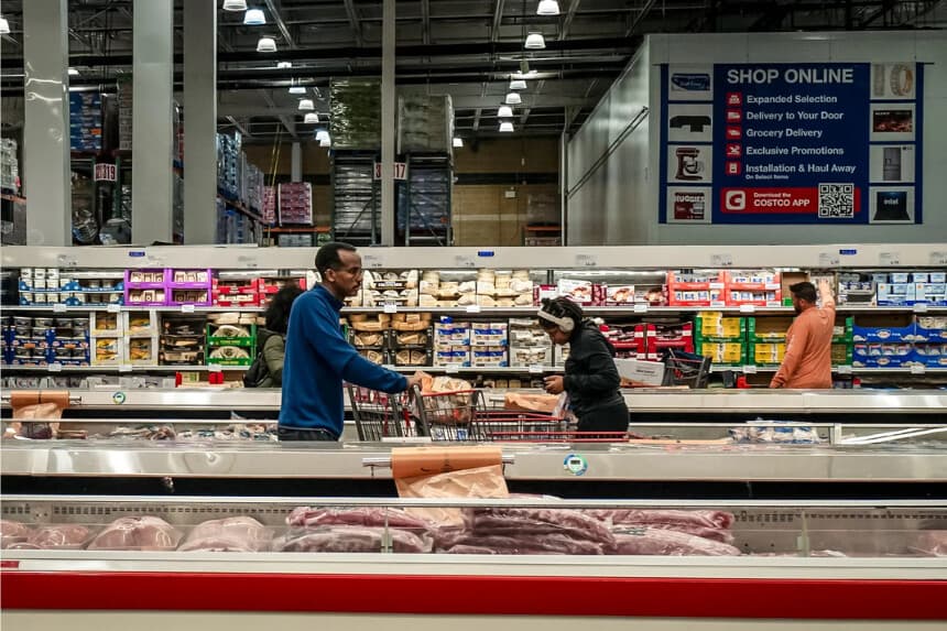 La gente compra en una tienda de comestibles en Elkridge, Maryland, el 24 de octubre de 2025. Aunque los salarios han superado la inflación en los últimos dos años, se quedaron atrás durante el aumento de la inflación de la era COVID y desde entonces han luchado por mantener el ritmo. (Madalina Kilroy/The Epoch Times)