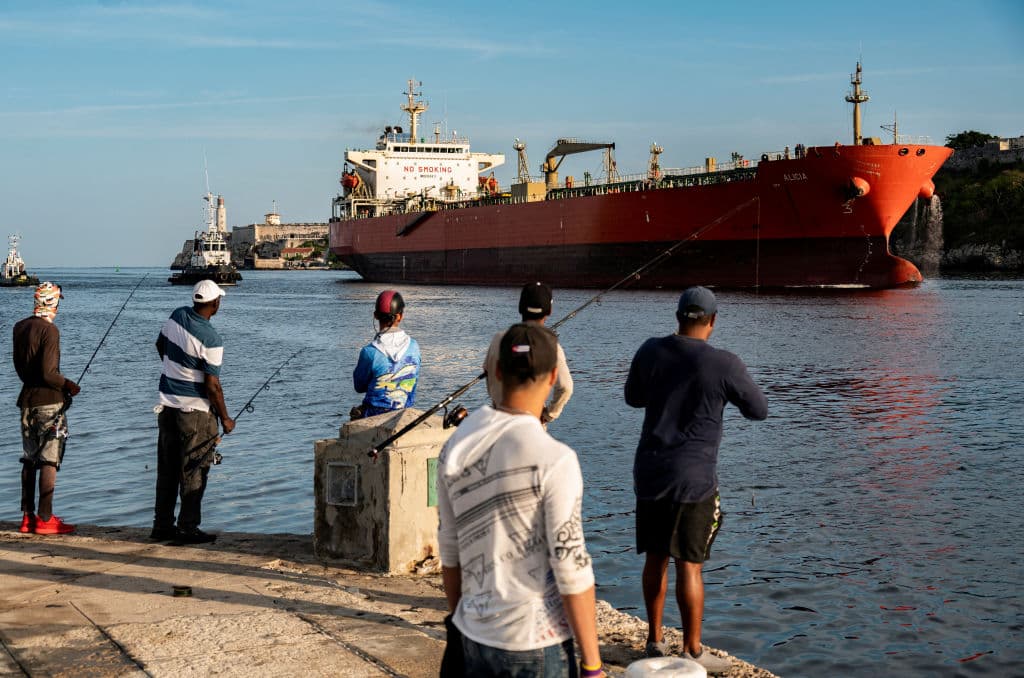 <em>El petrolero Alicia llega a la bahía de La Habana el 26 de marzo de 2024. (Foto de YAMIL LAGE / AFP) (Foto de YAMIL LAGE/AFP vía Getty Images)</em>