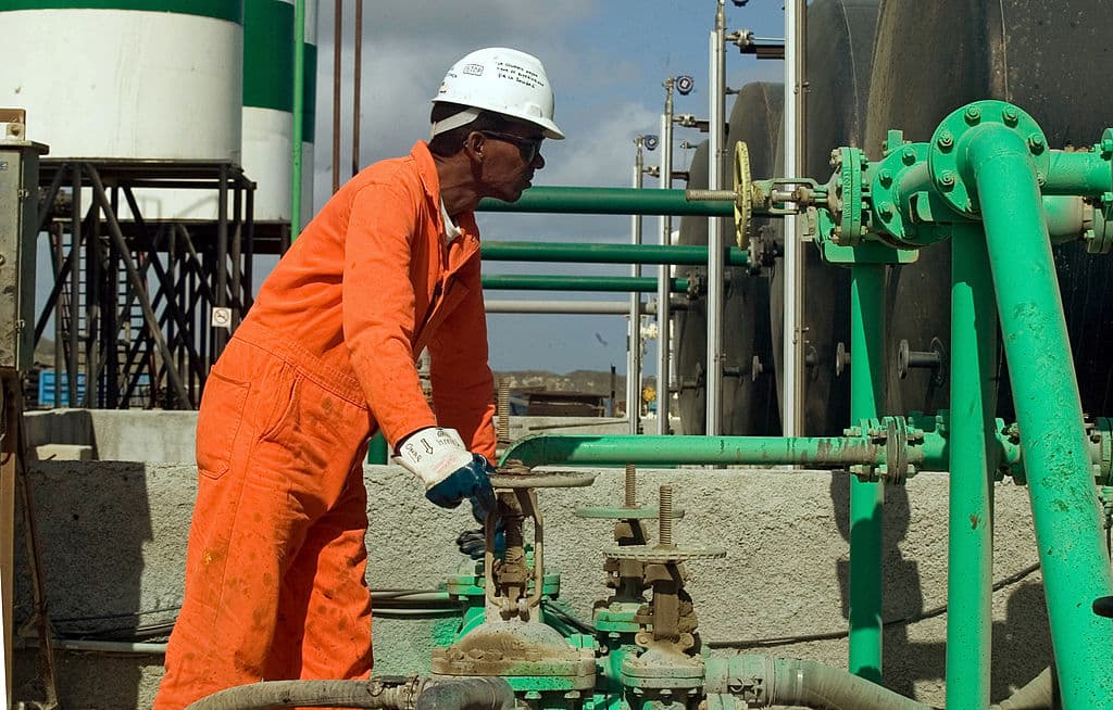 <em>Un trabajador de la CUPET (Cuba Petróleo) cubana traslada petróleo crudo de un buque cisterna el 25 de marzo de 2007 en un centro de almacenamiento en Santa Cruz, al este de La Habana. Cuba aumentaría su producción petrolera en 100,000 toneladas métricas (alrededor de 700,000 barriles) ese año debido a la puesta en marcha de 39 nuevos pozos petroleros, declaró el vicepresidente cubano Carlos Lage, según el diario Juventud Rebelde. (Crédito de la foto: ADALBERTO ROQUE/AFP vía Getty Images)</em>
