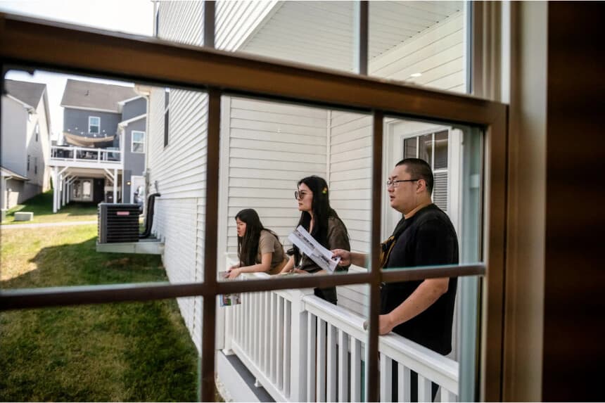 Los posibles compradores de vivienda miran desde un balcón durante una jornada de puertas abiertas en Clarksburg, Maryland, el 3 de septiembre de 2023. A medida que la propiedad de una vivienda se vuelve más inalcanzable para los estadounidenses más jóvenes, la copropiedad —donde amigos, familiares o parejas compran conjuntamente una casa— se está volviendo más común. (Roberto Schmidt/AFP vía Getty Images)