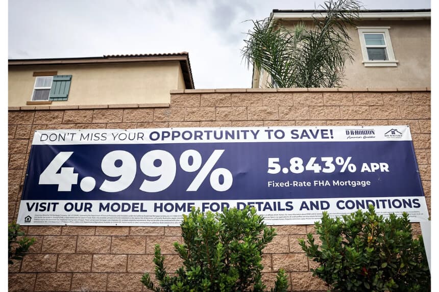 Un cartel anuncia las tasas hipotecarias para nuevas viviendas en una comunidad cerrada en Fontana, California, el 17 de septiembre de 2025. El presidente Donald Trump ha propuesto hipotecas a 50 años como parte de sus planes de reforma de vivienda. (Mario Tama/Getty Images)