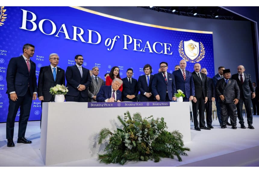 El presidente Donald Trump celebra una ceremonia de firma de la Junta de Paz en el Foro Económico Mundial en Davos, Suiza, el 22 de enero de 2026. La Junta de Paz, respaldada por Estados Unidos, tiene como objetivo administrar el frágil alto el fuego en la Franja de Gaza después de la guerra entre Israel y Hamás. (Chip Somodevilla/Getty Images)