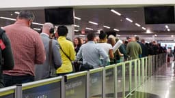 Trump afirma que considera enviar a la Guardia Nacional a los aeropuertos ante retrasos de TSA