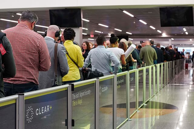 La gente espera en una cola de CLEAR en el Aeropuerto Internacional Hartsfield-Jackson de Atlanta el 25 de marzo de 2026 en Atlanta, Georgia. (Foto de Megan Varner/Getty Images)