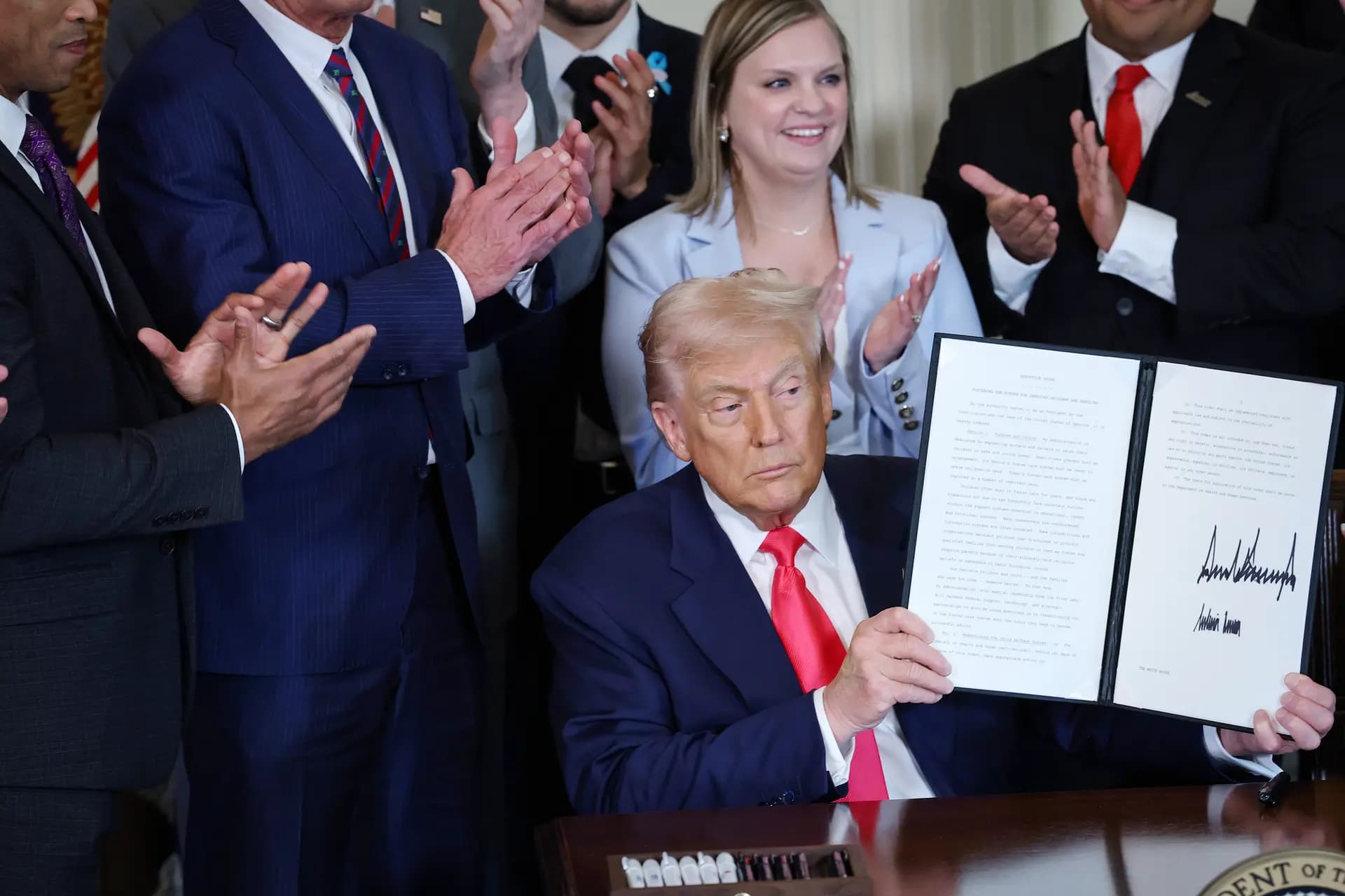 El presidente Donald Trump firma una orden ejecutiva en el Salón Este de la Casa Blanca el 13 de noviembre de 2025. La administración Trump ha convertido la vivienda en una prioridad absoluta, y el presidente firmó una orden ejecutiva que impide a los grandes inversores institucionales comprar viviendas unifamiliares. (Anna Moneymaker/Getty Images)