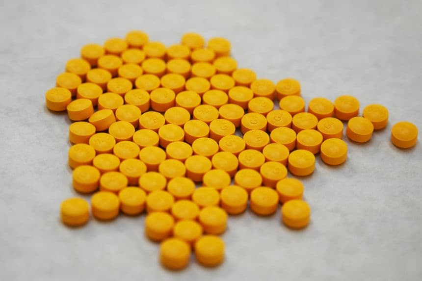 El 8 de octubre de 2019, se exhiben en el Laboratorio Regional del Noreste de la Administración para el Control de Drogas (DEA), en Nueva York, unos comprimidos que se cree que contienen fentanilo.  (DON EMMERT/AFP vía Getty Images)