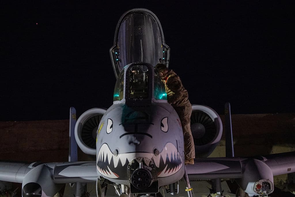 En esta fotografía distribuida en un lugar no revelado, un miembro de la Fuerza Aérea de EE. UU. prepara un A-10 Thunderbolt II para el vuelo desde una base en el área de responsabilidad del Comando Central de EE. UU., el 19 de diciembre, en apoyo de la Operación Hawkeye Strike. (Fotografía distribuida por la Fuerza Aérea de EE. UU. a través de Getty Images)