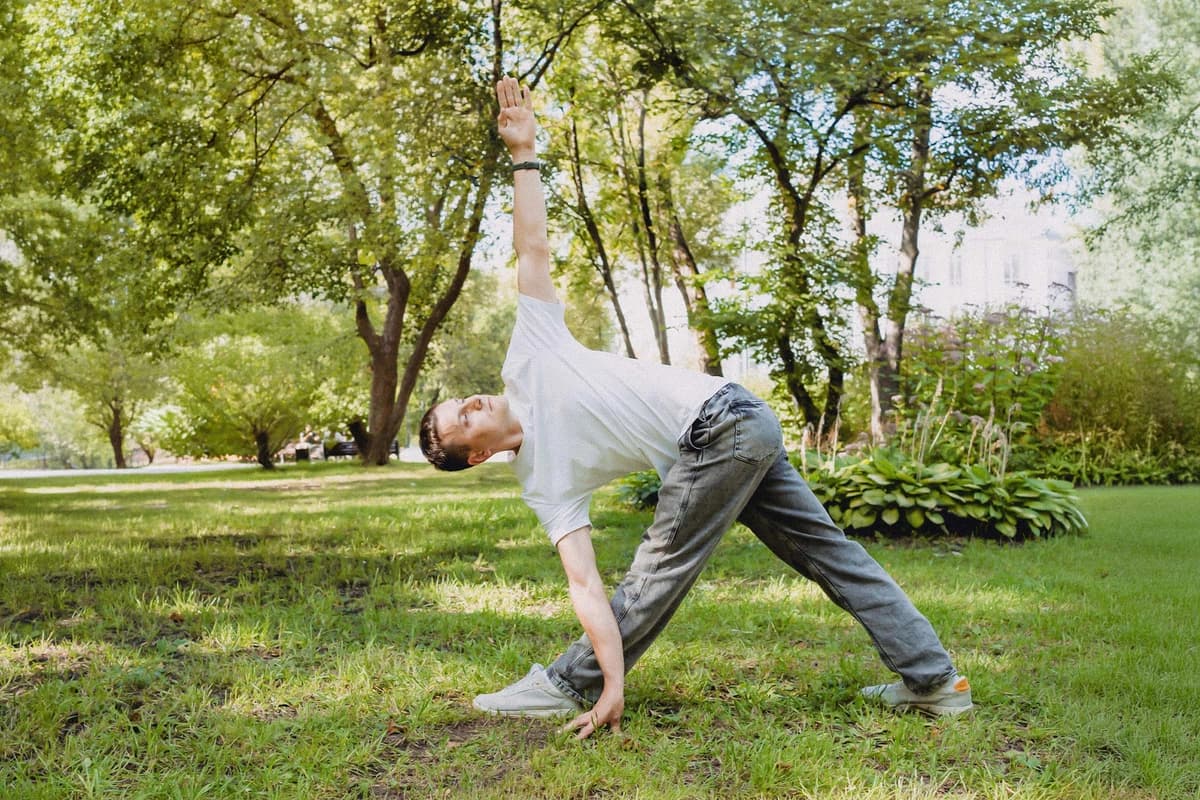 Estiramientos para relajar la fascia tensa. (Nata Navo/Shutterstock).