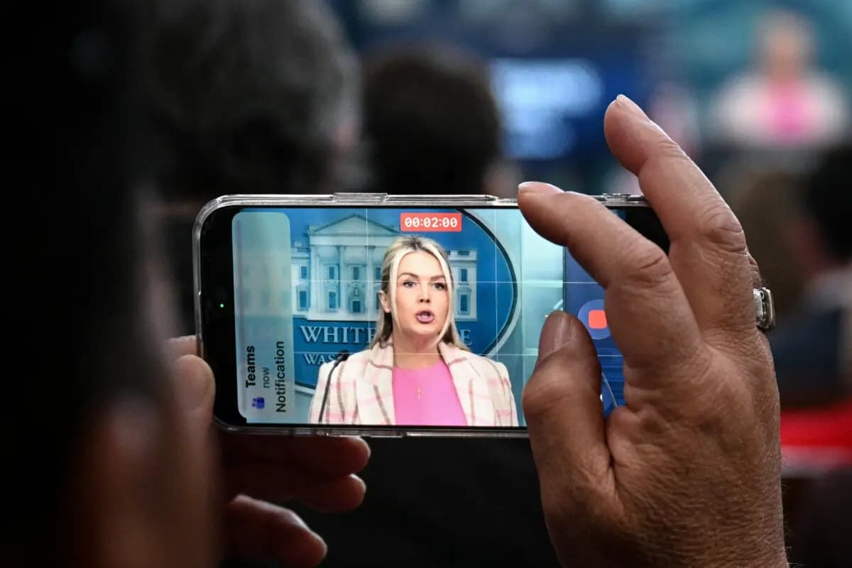 Un periodista utiliza un teléfono para grabar un video mientras la secretaria de prensa de la Casa Blanca, Karoline Leavitt, habla durante una rueda de prensa en la Sala de Prensa Brady de la Casa Blanca en Washington el 10 de marzo de 2026. (Jim Watson/AFP vía Getty Images)