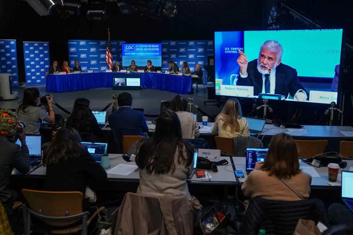 El Dr. Robert Malone interviene durante una reunión del Comité Asesor sobre Prácticas de Inmunización (ACIP) de los CDC en Atlanta, Georgia, el 5 de diciembre de 2025. (Elijah Nouvelage/Getty Images).