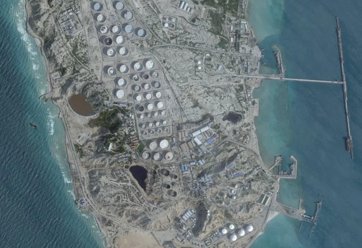 Una imagen satelital muestra una terminal petrolera en la isla de Kharg, Irán, el 25 de febrero de 2026. 2026 (Planet Labs PBC/Imagen de archivo vía Reuters)