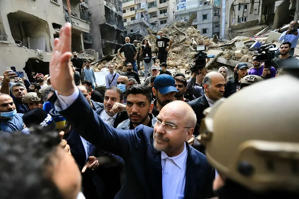 El presidente del Parlamento iraní, Mohammad Bagher Ghalibaf (C), saluda con la mano al regresar a su automóvil tras visitar el lugar de un ataque aéreo israelí que tuvo como objetivo el barrio de Basta en Beirut, Líbano, el 12 de octubre de 2024. (AFP vía Getty Images)