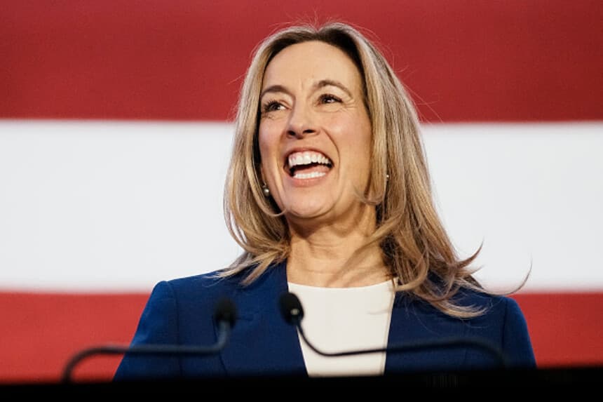 La candidata demócrata a la gobernación de Nueva Jersey, la diputada Mikie Sherrill (D-NJ), pronuncia unas palabras en la fiesta para seguir los resultados electorales celebrada en el Hotel Hilton East Brunswick el 4 de noviembre de 2025 en East Brunswick, Nueva Jersey. (Eduardo Muñoz Álvarez/Getty Images).