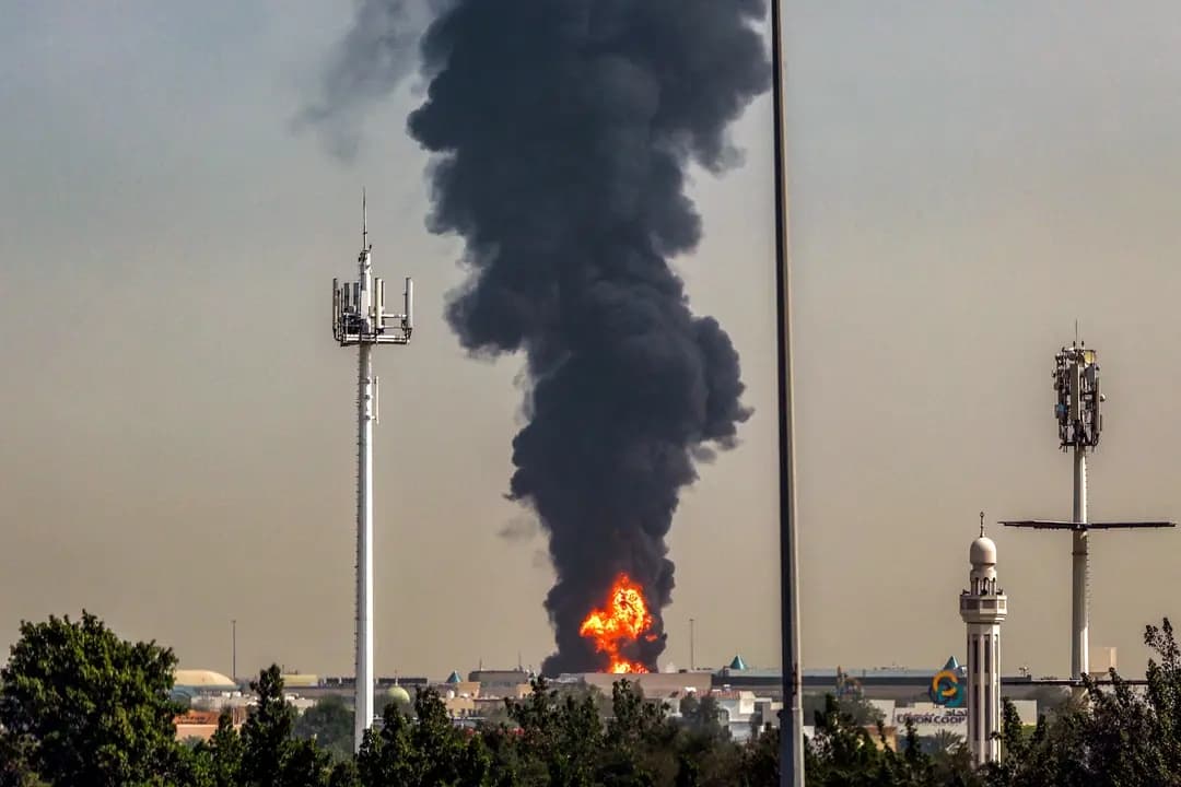 Una columna de humo se eleva desde un incendio cerca del Aeropuerto Internacional de Dubái, en Dubái, Emiratos Árabes Unidos, el 16 de marzo de 2026. Los vuelos se reanudaron gradualmente tras un ataque con drones iraní el 1 de marzo, que formaba parte de una oleada más amplia de ataques dirigidos contra activos estadounidenses en todo el Golfo. (AFP vía Getty Images)