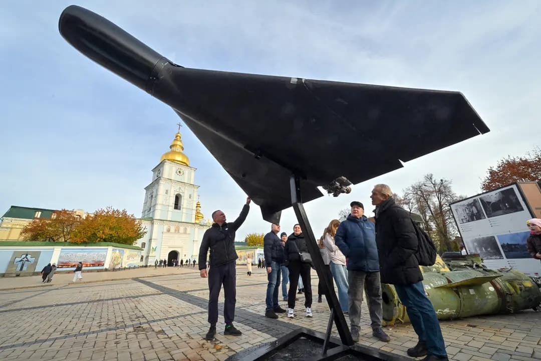 El público observa un dron Shahed 136 (Geran-2) de diseño iraní perteneciente al Ejército ruso en una exposición al aire libre de equipo ruso destruido en Kiev, Ucrania, el 2 de noviembre de 2025. Sin un control total de los cielos sobre Ucrania, las fuerzas rusas han utilizado con frecuencia drones de ataque de un solo uso para bombardear ciudades ucranianas e infraestructura crítica. (Sergei Supinsky/AFP vía Getty Images)