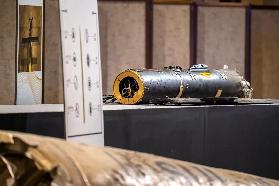 Fragmentos de misiles y drones recuperados tras los ataques de Irán se exhiben durante una rueda de prensa del Gobierno de los Emiratos Árabes Unidos en Abu Dabi, el 3 de marzo de 2026. (Ryan Lim/AFP vía Getty Images)