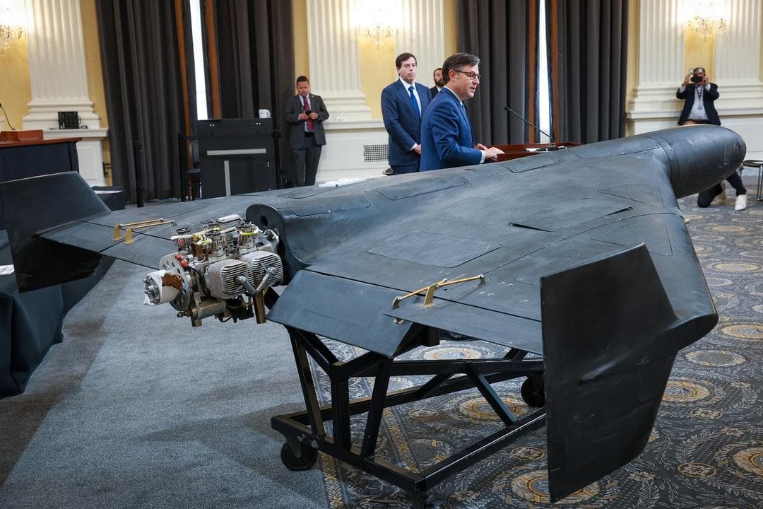 El presidente de la Cámara de Representantes de EE. UU., Mike Johnson (R-La.), pronuncia unas palabras junto a un dron militar Shahed 136 durante una conferencia de prensa en el Capitolio, en Washington, el 8 de mayo de 2025. Los expertos afirman que el bajo costo y la facilidad de fabricación de los drones de ataque de un solo uso plantean retos económicos a la hora de contrarrestarlos. (Win McNamee/Getty Images)