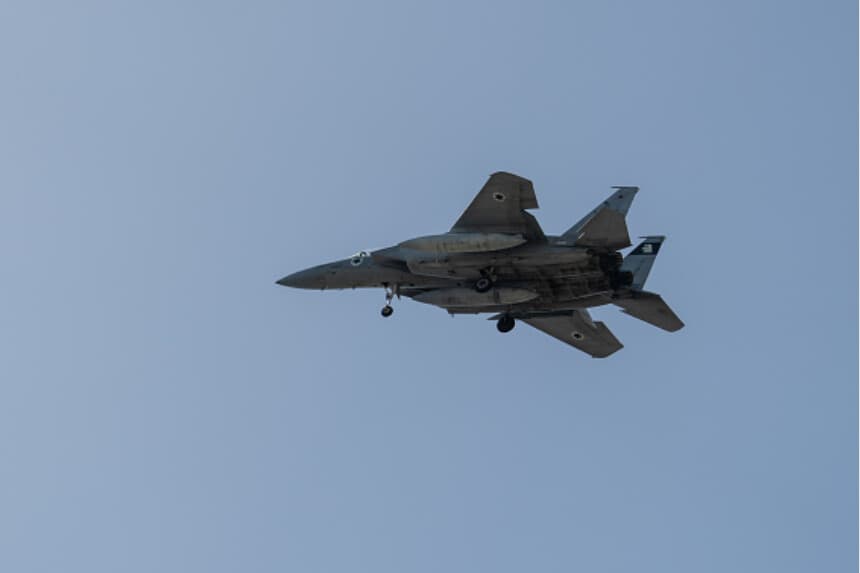Un caza F-15 israelí sobrevuela Rehovot, Israel, el 20 de marzo de 2026. Israel libra una guerra en dos frentes: contra Hezbolá en el Líbano y contra Irán, tras el ataque conjunto lanzado por Estados Unidos e Israel contra Irán en la madrugada del 28 de febrero. (Erik Marmor/Getty Images).