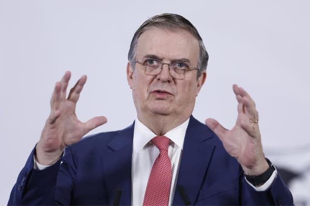 El secretario de Economía, Marcelo Ebrard, habla en una rueda de prensa este jueves 26 de marzo, en el Palacio Nacional de la Ciudad de México, México. (EFE/ Sáshenka Gutiérrez)