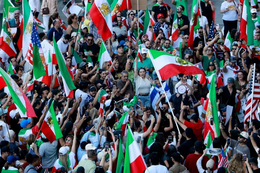 Miembros de la comunidad iraní y simpatizantes celebran en Los Ángeles, el 28 de febrero de 2026. (Mario Tama/Getty Images)