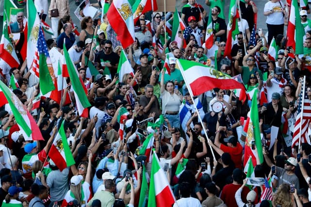 Miembros de la comunidad iraní y simpatizantes celebran en Los Ángeles, el 28 de febrero de 2026. (Mario Tama/Getty Images)