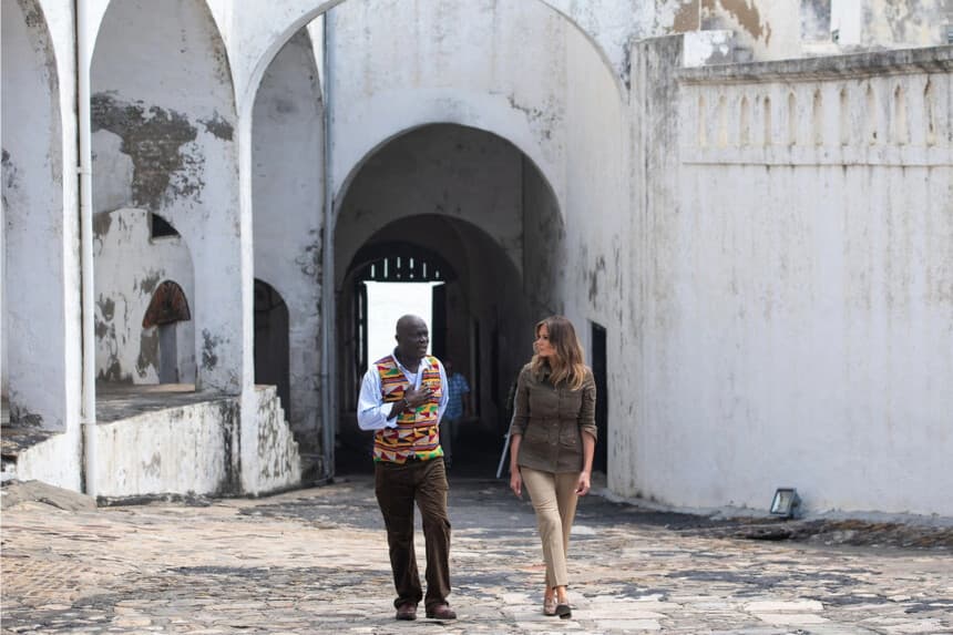 La primera dama Melania Trump (derecha) y Kwesi Essel Blankson, educador del museo, recorren el Castillo de Cape Coast, un antiguo fuerte de tráfico de esclavos, en Cape Coast, Ghana, el 3 de octubre de 2018. ( Saul Loeb/AFP/Getty Images)