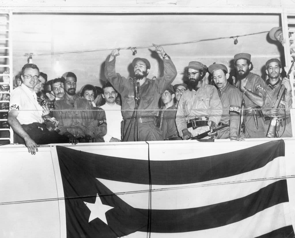 <em>4 de enero de 1959: El presidente cubano Fidel Castro se dirige desde un podio al pueblo de Camagüey, Cuba, para hablar sobre el triunfo de la Revolución Cubana tres días antes contra las fuerzas de Fulgencio Batista. Castro está rodeado por miembros del Movimiento Revolucionario 26 de Julio. (Foto de Hulton Archive/Getty Images)</em>