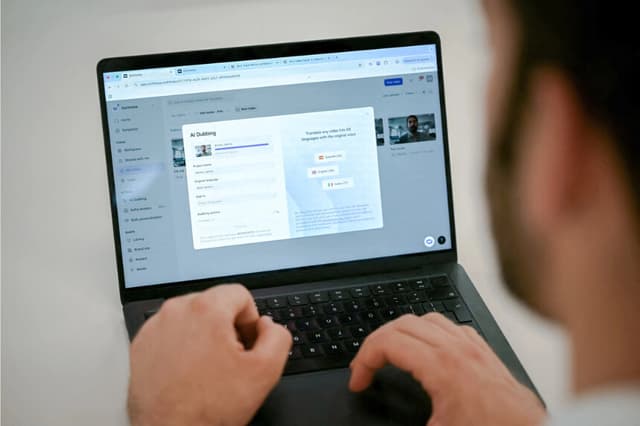 Una persona utiliza software de inteligencia artificial en una computadora portátil en el centro de Londres el 2 de julio de 2025. (Justin Tallis/AFP vía Getty Images)