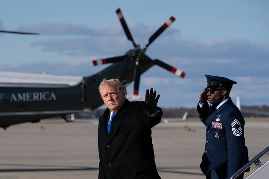 El presidente de Estados Unidos, Donald Trump, saluda tras bajar del Air Force One, en la Base Conjunta Andrews, Maryland, el 23 de marzo de 2026. (Roberto Schmidt/Getty Images)