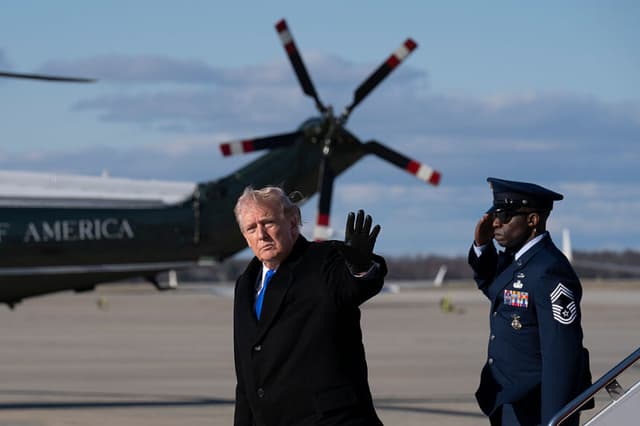 El presidente de Estados Unidos, Donald Trump, saluda tras bajar del Air Force One, en la Base Conjunta Andrews, Maryland, el 23 de marzo de 2026. (Roberto Schmidt/Getty Images)
