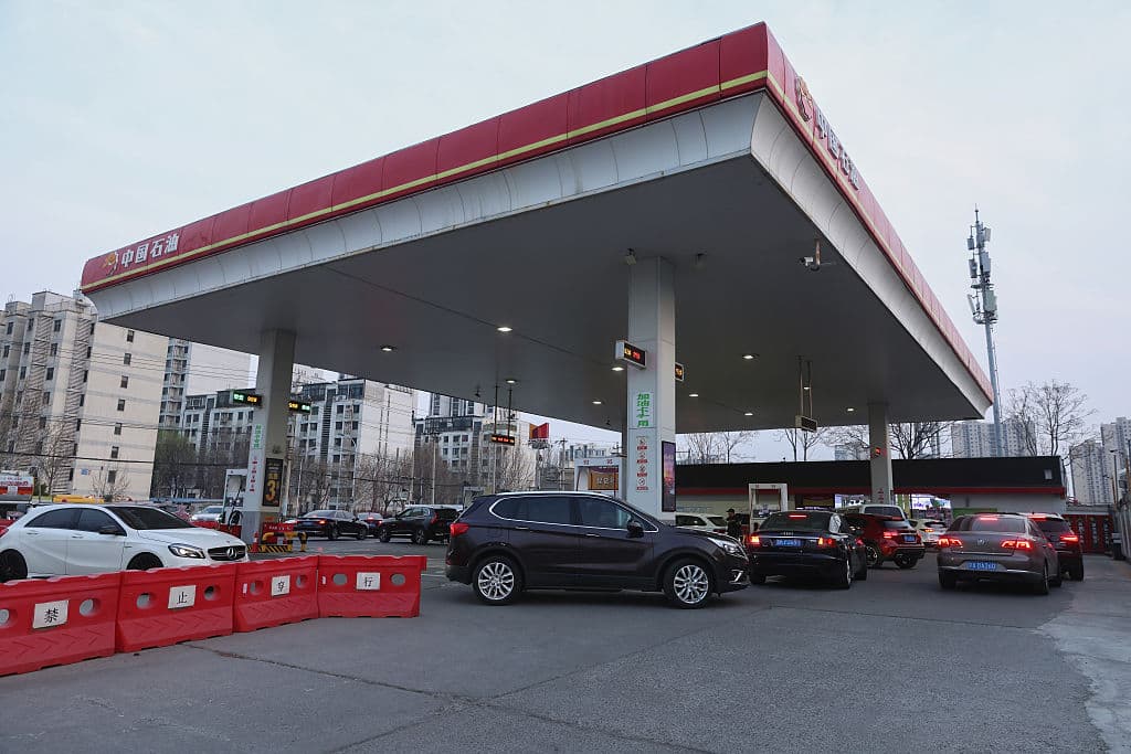 Conductores de automóviles hacen fila para repostar en una gasolinera, en Beijing, China, el 23 de marzo de 2026. (Lintao Zhang/Getty Images)
