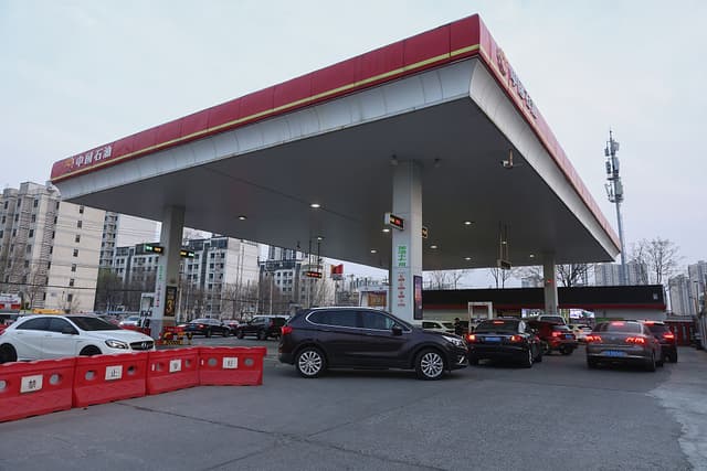 Conductores de automóviles hacen fila para repostar en una gasolinera, en Beijing, China, el 23 de marzo de 2026. (Lintao Zhang/Getty Images)