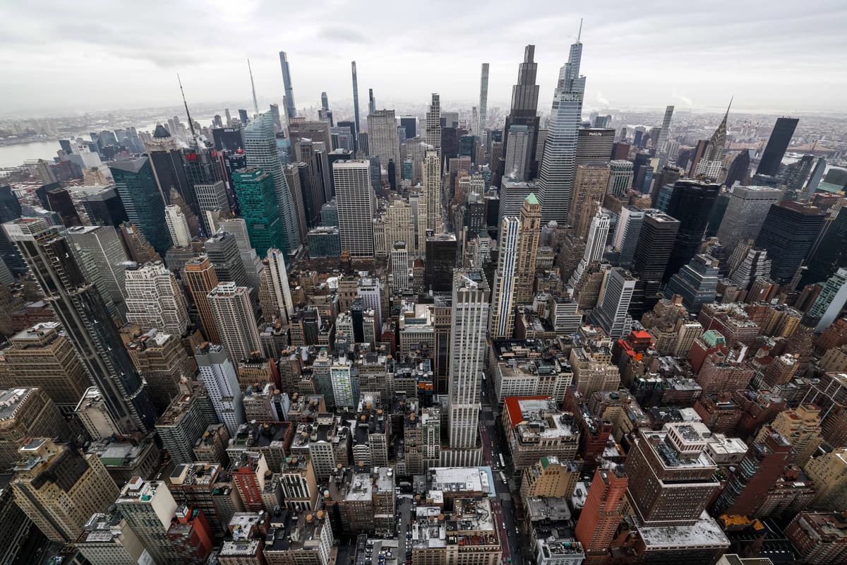 Vista del horizonte del centro de Manhattan desde lo alto del Empire State Building en la ciudad de Nueva York, el 3 de marzo de 2026. (Foto de CHARLY TRIBALLEAU / AFP vía Getty Images)