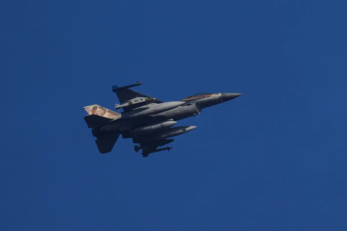 Un avión de combate israelí sobrevuela el norte de Israel el 13 de marzo de 2026. (Ariel Schalit/Foto de AP)