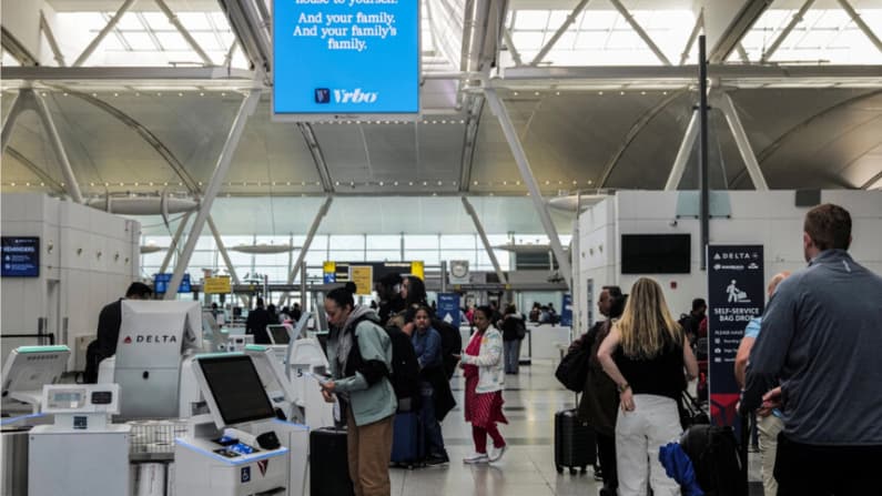Agente del ICE salva a un bebé que se estaba ahogando en el aeropuerto JFK: DHS