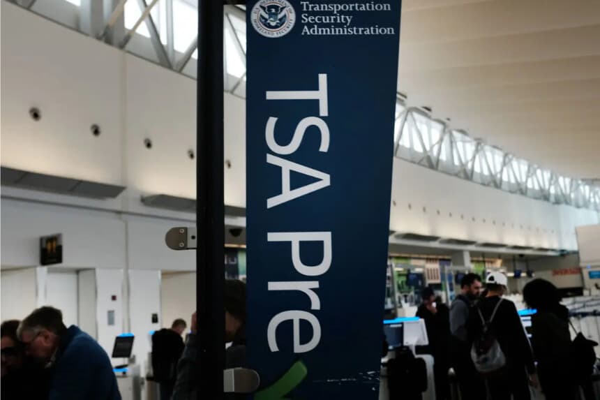 Los pasajeros esperan en una fila de la Administración de Seguridad del Transporte en el aeropuerto JFK de la ciudad de Nueva York el 9 de enero de 2019. (Spencer Platt/Getty Images)