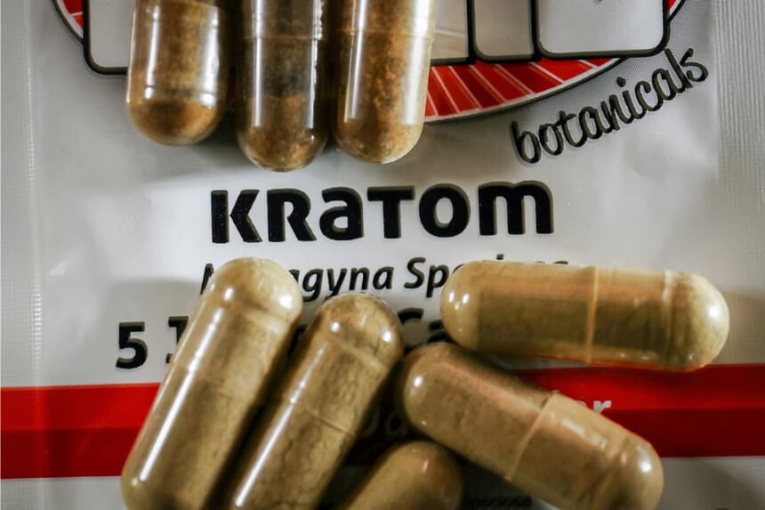 Las cápsulas de la hierba kratom se ven en Miami el 10 de mayo de 2016. La sustancia es una droga psicoactiva derivada de las hojas de la planta kratom.  (Joe Raedle/Getty Images)