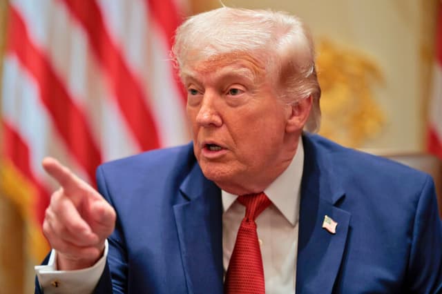 WASHINGTON, DC - 26 DE MARZO: El presidente de Estados Unidos, Donald Trump, interviene durante una reunión del Consejo de Ministros celebrada en la Sala del Consejo de Ministros de la Casa Blanca el 26 de marzo de 2026 en Washington, DC. Se trata de la segunda reunión del Consejo de Ministros de Trump en 2026 y la primera desde que Estados Unidos e Israel iniciaran los ataques contra Irán el 28 de febrero. (Foto de Chip Somodevilla/Getty Images).