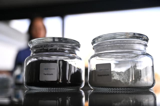 En la imagen se observa un frasco de vidrio que contiene el metal de tierras raras terbio (izq.) dentro del almacén de Tradium, una empresa especializada en el comercio de tierras raras, en Fráncfort del Meno, Alemania, el 4 de noviembre de 2025. (Kirill Kudryavtsev/AFP vía Getty Images)