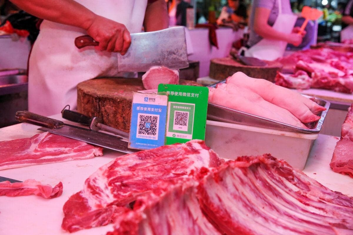 Un puesto de carne en un mercado de la ciudad de Nantong, provincia de Jiangsu, China, el 10 de septiembre de 2018. (AFP vía Getty Images)